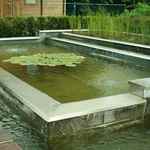 Contours d’un étang et lame d’eau en inox brossé (Amé-060)