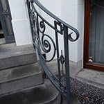 Balustrade pour un escalier avec les motifs de la porte en rappel. (Bal-304)